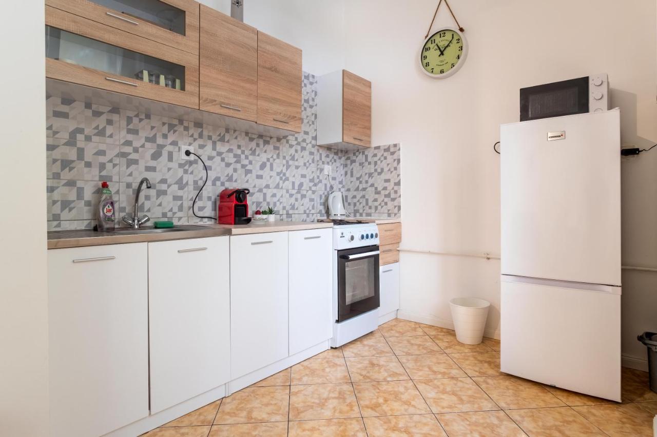 Very Central 1-br Apt With Patio Apartmán
