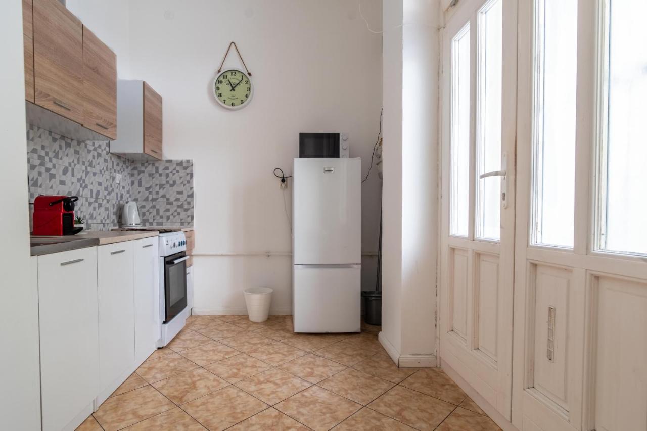 Very Central 1-br Apt With Patio Apartmán